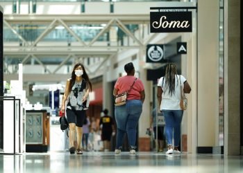 Unas personas caminan por el centro comercial The Woodlands, el martes 5 de mayo de 2020, en The Woodlands, Texas.  Foto: David J. Phillip/AP.