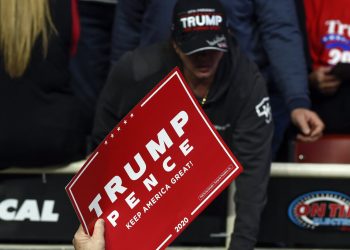 Un partidario del presidente Donald Trump durante un acto de campaña del republicano en Charlotte, Carolina del Norte, el 2 de marzo de 2020. (AP Foto/Mike McCarn, File)