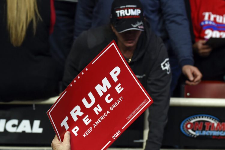 Un partidario del presidente Donald Trump durante un acto de campaña del republicano en Charlotte, Carolina del Norte, el 2 de marzo de 2020. (AP Foto/Mike McCarn, File)