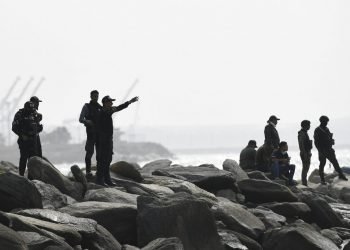 Las fuerzas de seguridad vigilan la costa donde las autoridades afirman que un grupo de hombres armados desembarcó en la ciudad portuaria de La Guaira, Venezuela, el domingo 3 de mayo de 2020. Venezuela aseguró el domingo haber frustrado un intento de invasión por mar en la que murieron varios de los atacantes y otros fueron detenidos, según las autoridades. Foto: Matías Delacroix/AP.