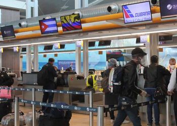 Un grupo de 83 cubanos varados en distintas regiones de Ecuador regresaron a la Isla en un vuelo humanitario gestionado por las autoridades diplomáticas caribeñas en el país andino. Foto: Tomada de Prensa Latina.