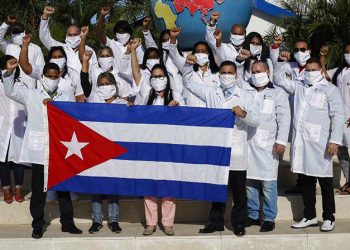 Brigada médica cubana enviada a las Islas Turcas y Caicos a combatir la pandemia de coronavirus, el 15 de junio de 2020. Foto: Agencia Cubana de Noticias.