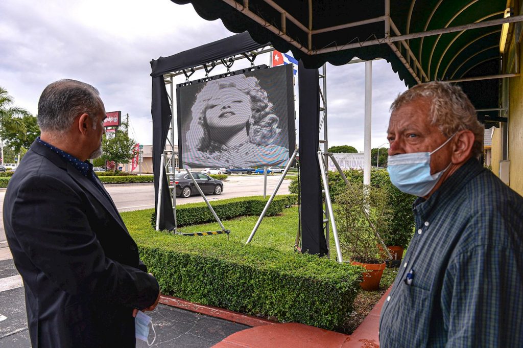 Admiradores de la cantante Rosita Fornés esperan este viernes afuera de la Funeraria Auxiliadora Nacional en Miami, Florida (EEUU). Los restos de la actriz, cantante y vedete cubana Rosita Fornés, fallecida el miércoles en Miami a los 97 años, fueron velados este viernes en una funeraria de la ciudad y más adelante serán trasladados a Cuba, según uno de sus allegados. EFE/Giorgio Viera