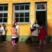 Usando una mascarilla en medio de la pandemia del nuevo coronavirus, un maestro le canta a su clase en el primer día de vuelta a la escuela rural cerca de Empalme Olmos, Uruguay, el lunes 1 de junio de 2020. Foto: Matilde Campodonico/ AP