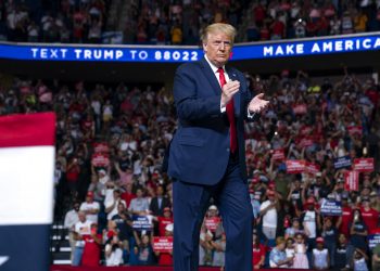 El presidente de Estados Unidos, Donald Trump, sube al escenario para hablar en un mitin de campaña en el centro BOK, el sábado 20 de junio de 2020 en Tulsa, Oklahoma, EE.UU. Foto: Evan Vucci/AP.
