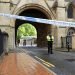 Policías montando guardia en el acceso al parque Forbury Gardens en Reading tras un ataque con arma blanca la tarde anterior, el domingo 21 de junio de 2020. (Jonathan Brady/PA via AP)