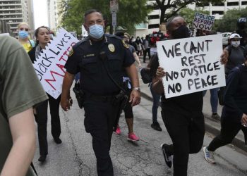 El jefe de policía de Houston, Arturo "Art" Acevedo, camina con manifestantes por la calle Walker, en el centro de Houston, el viernes 29 de mayo de 2020. Foto: Elizabeth Conley/Chron.