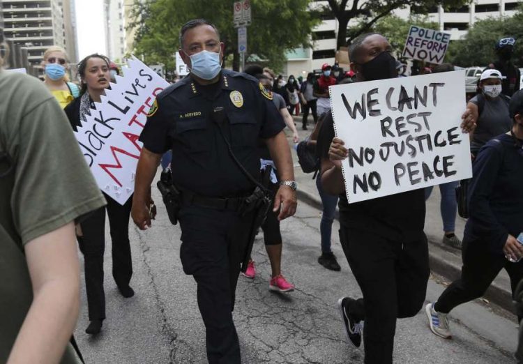 El jefe de policía de Houston, Arturo "Art" Acevedo, camina con manifestantes por la calle Walker, en el centro de Houston, el viernes 29 de mayo de 2020. Foto: Elizabeth Conley/Chron.