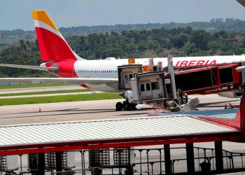 Avión de la compañía Iberia que regreso a residentes y ciudadanos españoles a la nación ibérica en el mes de mayo. Foto: Ernesto Mastrascusa/EFE.
