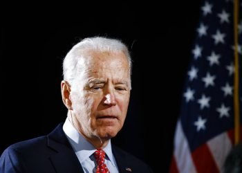 El candidato demócrata a la presidencia de Estados Unidos, el ex vicepresidente Joe Biden, llega a una charla sobre coronavirus en Wilmington, Delaware, en marzo pasado. Foto: Matt Rourke/AP.