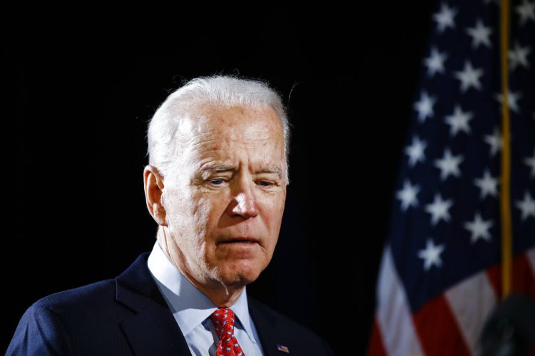 El candidato demócrata a la presidencia de Estados Unidos, el ex vicepresidente Joe Biden, llega a una charla sobre coronavirus en Wilmington, Delaware, en marzo pasado. Foto: Matt Rourke/AP.