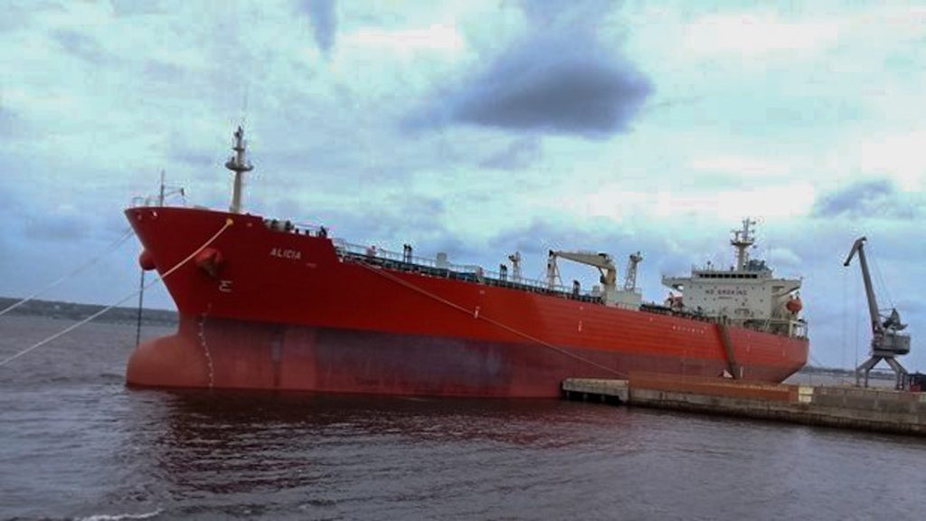 Buque petrolero Alicia atracado en el puerto de Matanzas. Foto: juventudrebelde.cu