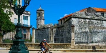 Un ciclista con nasobuco pasa por los alrededores del Castillo de la Real Fuerza, en La Habana Vieja, durante la pandemia de coronavirus. Foto: Otmaro Rodríguez.