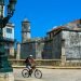 Un ciclista con nasobuco pasa por los alrededores del Castillo de la Real Fuerza, en La Habana Vieja, durante la pandemia de coronavirus. Foto: Otmaro Rodríguez.