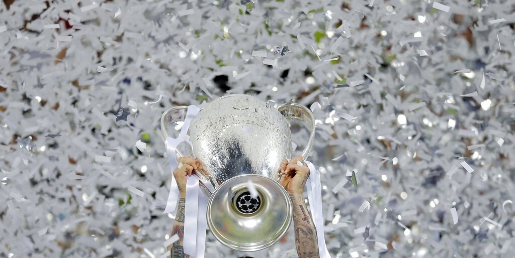 En foto de archivo del sábado 28 de mayo del 2016 Sergio ramos del Real Madrid celebra con el trofeo el campeonato de la Liga de Campeones al derrotar al Atlético de Madrid. Foto: AP/Manu Fernández/Archivo.