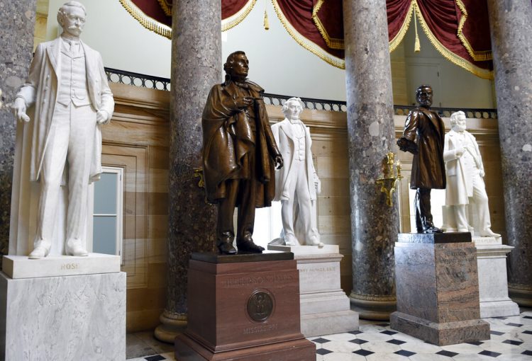 Una estatua de Jefferson Davis, segunda de izquierda a derecha, presidente de los estados confederados de 1861 a 1865, en el Capitolio de Washington. Foto:  Susan Walsh/AP.