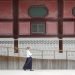 Una mujer con mascarilla camina afuera del palacio de Gyeongbok, en Seúl, Corea del Sur, el viernes 19 de junio de 2020. Foto: Lee Jin-man/AP.