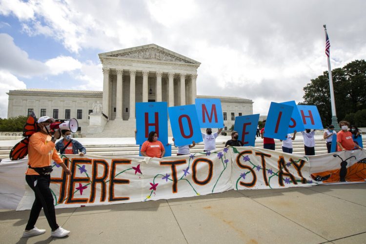 Una manifestación a favor del programa DACA frente a la Corte Suprema de Estados Unidos en Washington el 18 de junio del 2020. Foto: AP/Manuel Balce Ceneta.