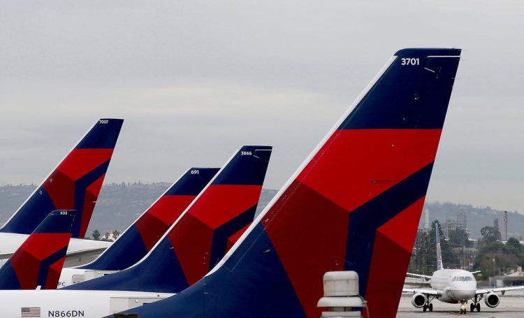 Varios aparatos de Delta Airlines estacionados en la placa del Aeropuerto Internacional de Atlanta. | Delta