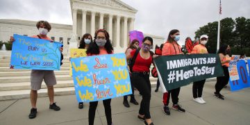 Jóvenes se manifiestan en apoyo del programa DACA que protege a migrantes de la deportación, afuera de la Corte Suprema de EEUU en Washington, el 18 de junio de 2020. Foto: AP/Manuel Balce Ceneta.