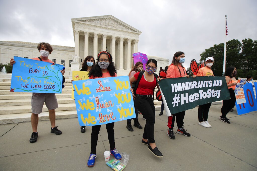 Jóvenes se manifiestan en apoyo del programa DACA que protege a migrantes de la deportación, afuera de la Corte Suprema de EEUU en Washington, el 18 de junio de 2020. Foto: AP/Manuel Balce Ceneta.