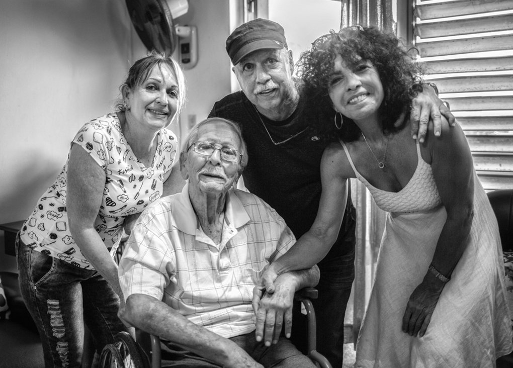 Elio Menéndez (al centro) fue un maestro para varias generaciones del periodismo cubano. Foto: Tomada de Cubaperiodistas