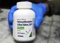 Fotografía de un frasco con tabletas de hicroxicloroquina en Oakland, California, mientras lo muestra un empleado farmacéutico. Foto: AP/Ben Margot.