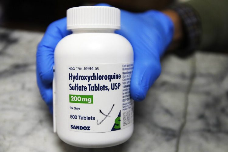 Fotografía de un frasco con tabletas de hicroxicloroquina en Oakland, California, mientras lo muestra un empleado farmacéutico. Foto: AP/Ben Margot.