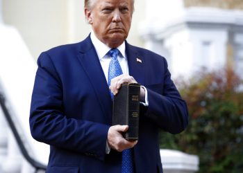 El presidente Trump con una Biblia en las manos visita la iglesia de San Juan, frente al parque Lafayette en Washington, 1 de junio de 2020. Foto: Patrick Semansky/AP.