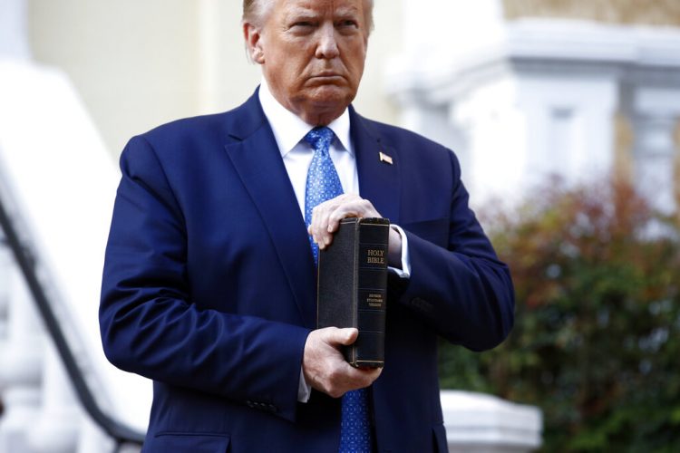 El presidente Trump con una Biblia en las manos visita la iglesia de San Juan, frente al parque Lafayette en Washington, 1 de junio de 2020. Foto: Patrick Semansky/AP.
