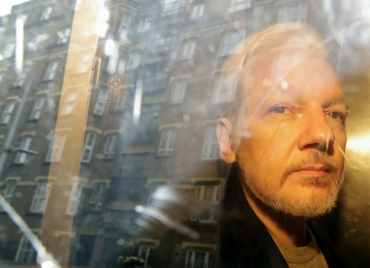 El fundador de WikiLeaks, Julian Assange, es retirado de una corte en Londres. Foto: Matt Dunham, AP, Archivo