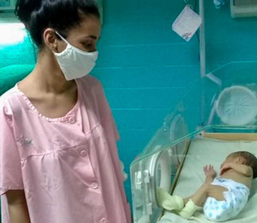 Madre cubana que parió estando enferma de Covid-19 se reencuentra con su hija, dos semanas después. Foto: juventudrebelde.cu