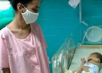 Madre cubana que parió estando enferma de Covid-19 se reencuentra con su hija, dos semanas después. Foto: juventudrebelde.cu