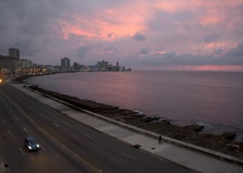 El paseo del Malecón sin personas por el encierro para frenar la propagación del COVID-19 en La Habana. Foto: Ismael Francisco/AP
