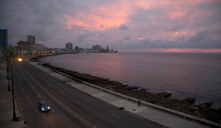 El paseo del Malecón sin personas por el encierro para frenar la propagación del COVID-19 en La Habana. Foto: Ismael Francisco/AP
