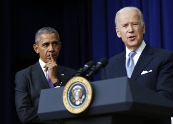 En esta foto del 13 de diciembre de 2016, el presidente Obama escucha mientras Biden habla en la Casa Blanca. Foto: Carolyn Kaster/AP/Archivo.