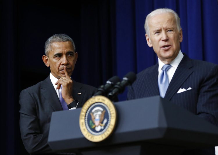 En esta foto del 13 de diciembre de 2016, el presidente Obama escucha mientras Biden habla en la Casa Blanca. Foto: Carolyn Kaster/AP/Archivo.