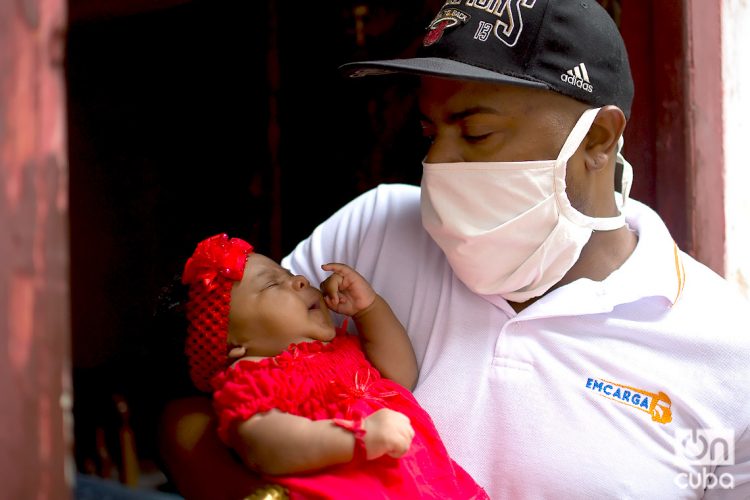 Rainier Bonne Espinosa  y su pequeña hija Ambar Bonne Barcelay. Foto: Otmaro Rodríguez