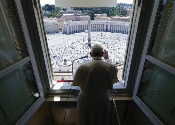 El papa Francisco imparte la bendición desde la ventana de su estudio sobre la Plaza de San Pedro, Ciudad del Vaticano, 31 de mayo de 2020. Foto: Vatican News via AP.