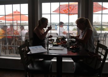 Dos mujeres almuerzan en un restaurante de Massachussets una vez permitido el servicio en interiores. Foto: Elise Amendola/AP.