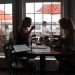 Dos mujeres almuerzan en un restaurante de Massachussets una vez permitido el servicio en interiores. Foto: Elise Amendola/AP.