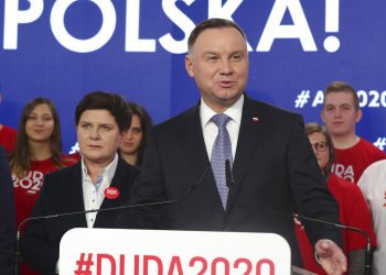 En esta foto del 19 de febrero del 2020, el presidente polaco Andrzej Duda hace campaña por su reelección en Varsovia.   Foto: Czarek Sokolowski/AP.