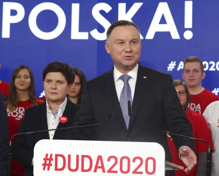 En esta foto del 19 de febrero del 2020, el presidente polaco Andrzej Duda hace campaña por su reelección en Varsovia.   Foto: Czarek Sokolowski/AP.