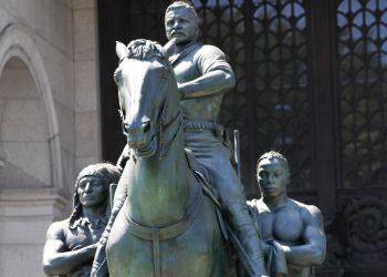 La estatua de Theodore Roosevelt a caballo, escoltado por un nativo americano y un africano, frente al Museo de Historia Natural en Nueva York. El alcalde Bill de Blasio dijo que la ciudad apoya el retiro de la estatua. Foto: Kathy Willens/AP.