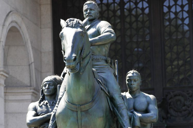La estatua de Theodore Roosevelt a caballo, escoltado por un nativo americano y un africano, frente al Museo de Historia Natural en Nueva York. El alcalde Bill de Blasio dijo que la ciudad apoya el retiro de la estatua. Foto: Kathy Willens/AP.