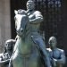 La estatua de Theodore Roosevelt a caballo, escoltado por un nativo americano y un africano, frente al Museo de Historia Natural en Nueva York. El alcalde Bill de Blasio dijo que la ciudad apoya el retiro de la estatua. Foto: Kathy Willens/AP.