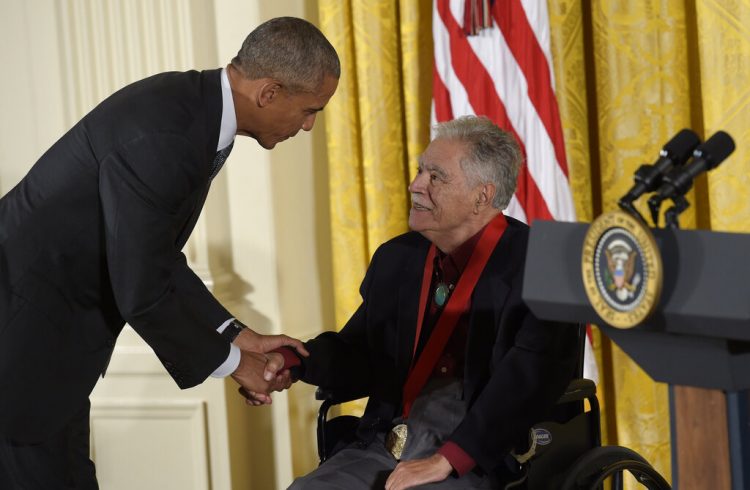 El presidente Barack Obama le da la mano al escritor Rudolfo Anaya tras entregarle la Medalla Nacional de Humanidades 2015. Foto: Susan Walsh/AP.