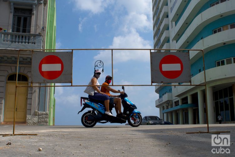 La capital cubana se mantiene con restricciones para intentar frenar el aumento y la dispersión de casos de coronavirus. Foto: Otmaro Rodríguez