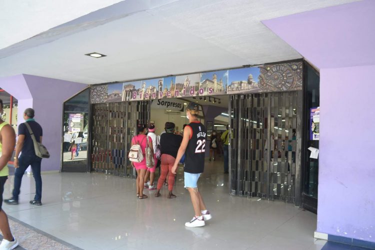 Foto del Centro comercial Carlos III, tomada en el mes de abril, vía: perfil de Facebook Corporación Cimex.SA Oficial