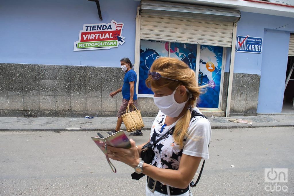 Dos personas caminan usando mascarillas e La Habana, como protección ante la pandemia de coronavirus. Foto: Otmaro Rodríguez.